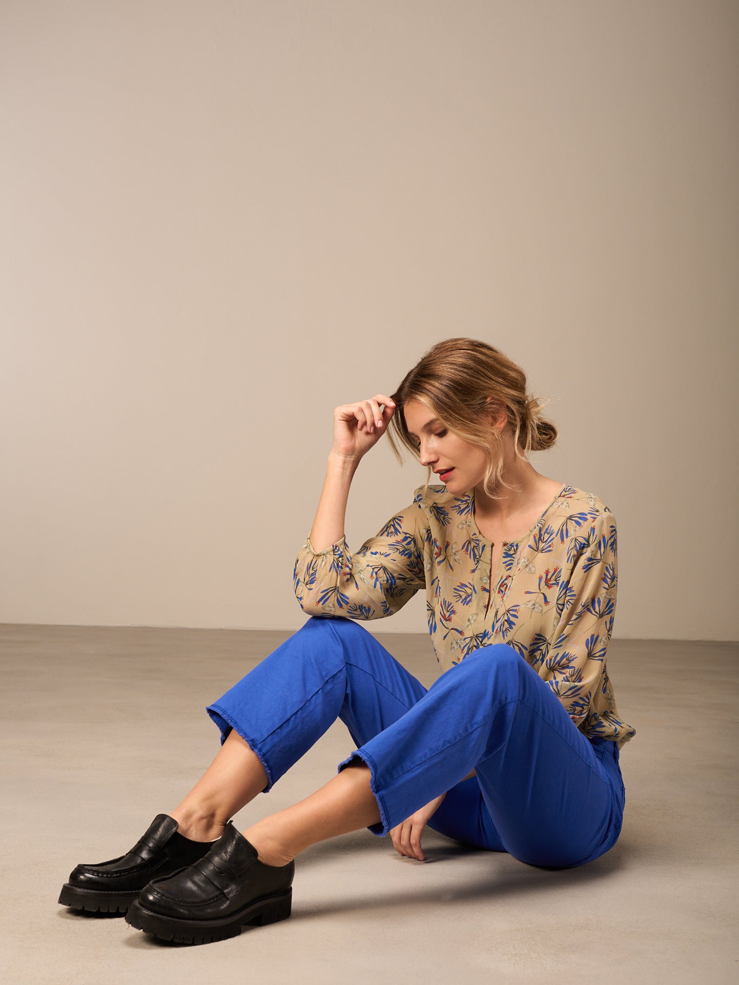 Round-neck blouse