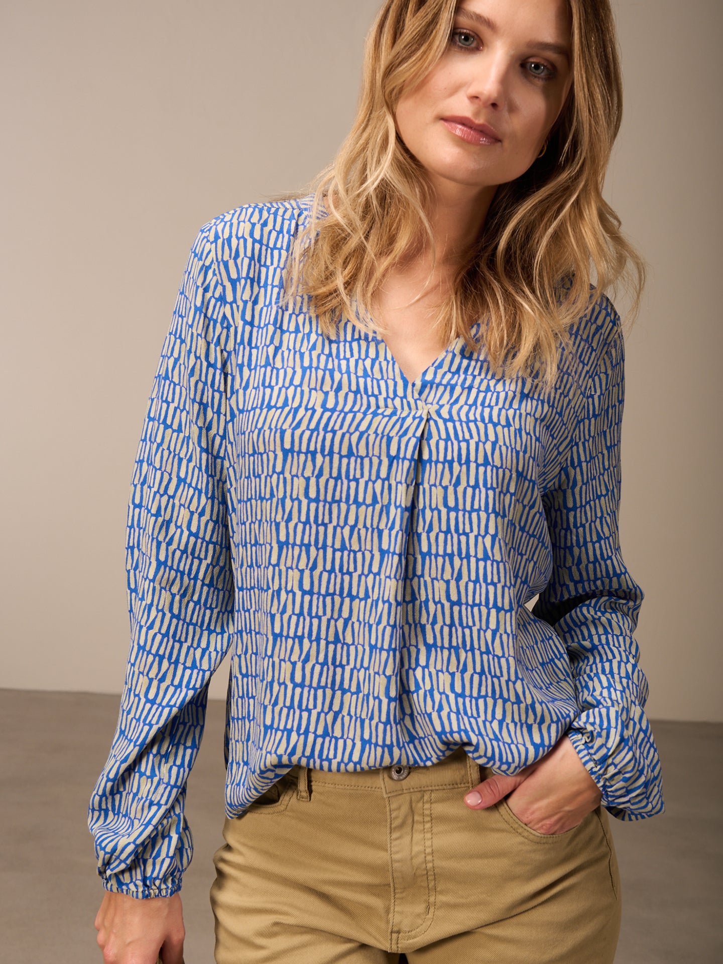 3/4-sleeved blouse