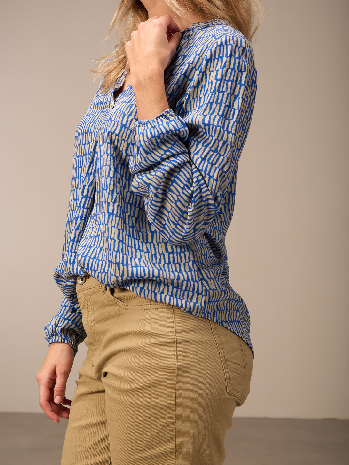 3/4-sleeved blouse