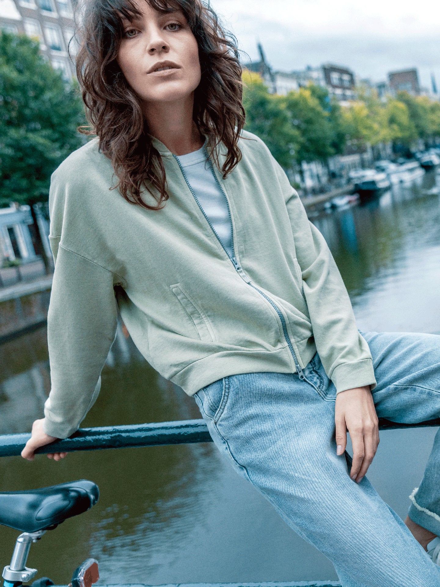 Sweatshirt jacket with zipper