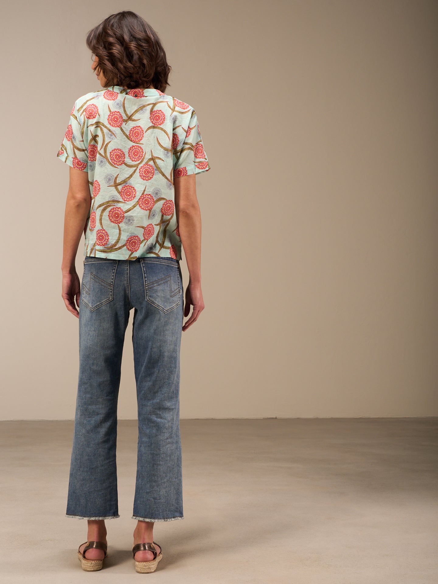 Short-sleeved blouse
