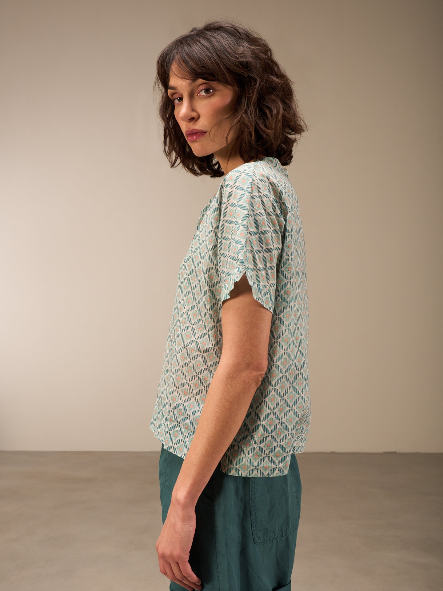 Short-sleeved blouse