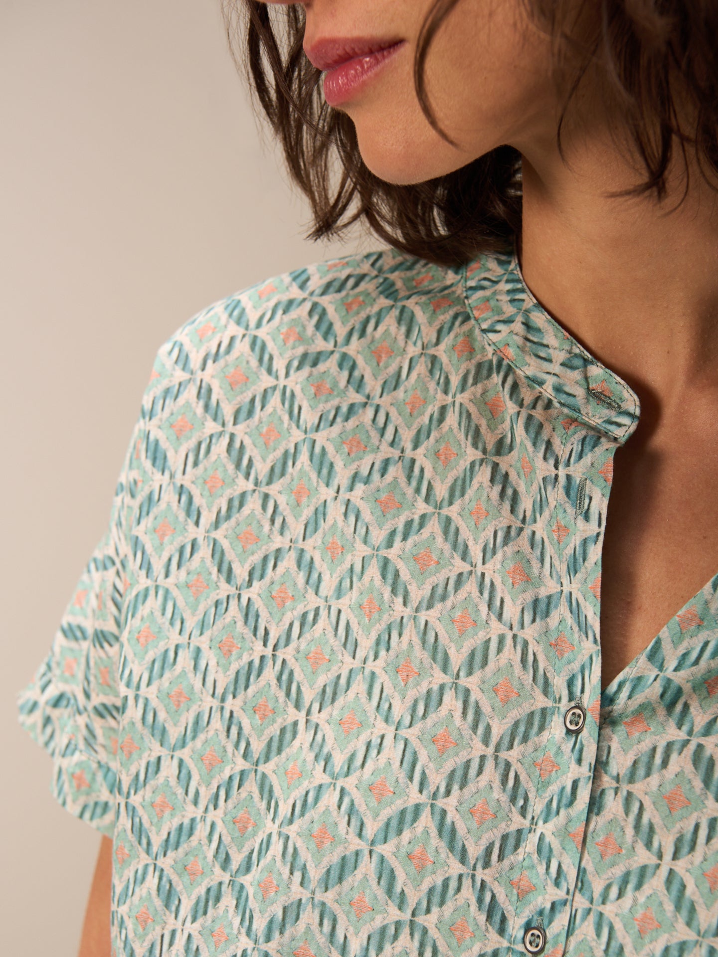 Short-sleeved blouse