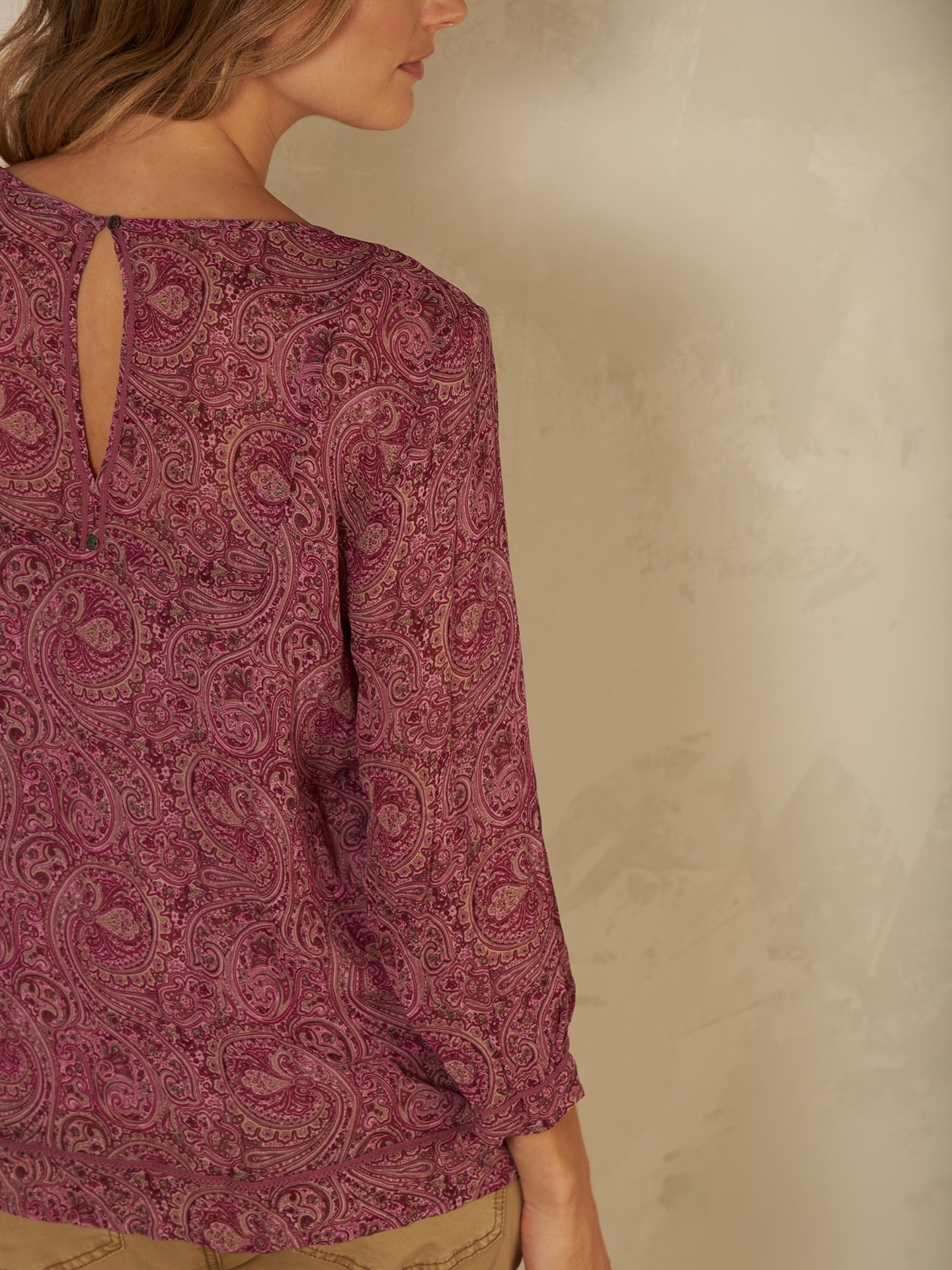 Blusa con scollo a V