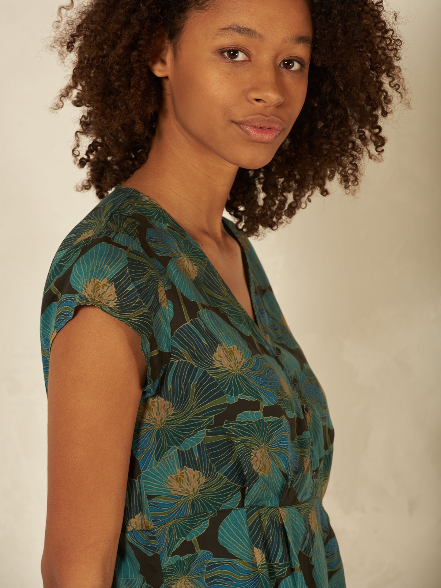 Kleid mit V-Ausschnitt