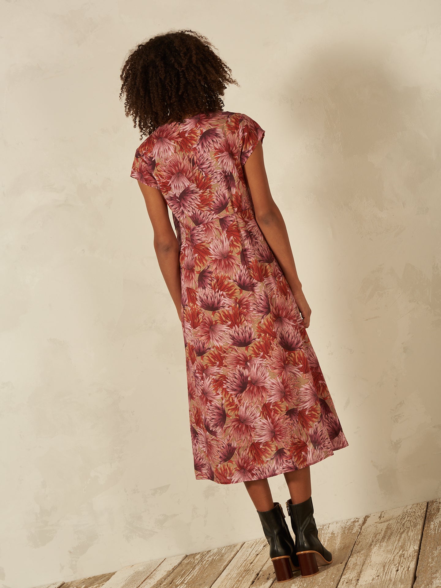Kleid mit V-Ausschnitt