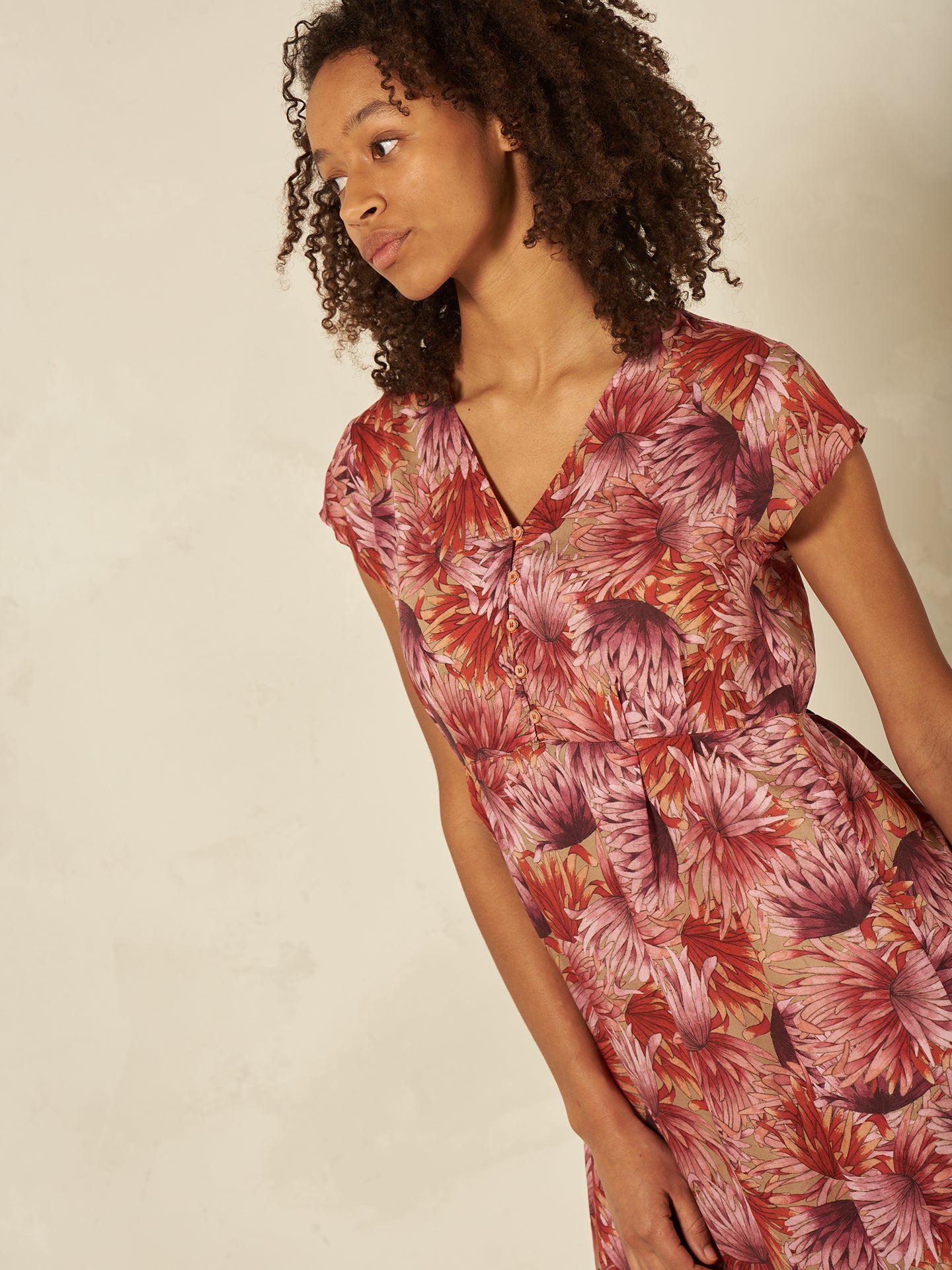 Kleid mit V-Ausschnitt