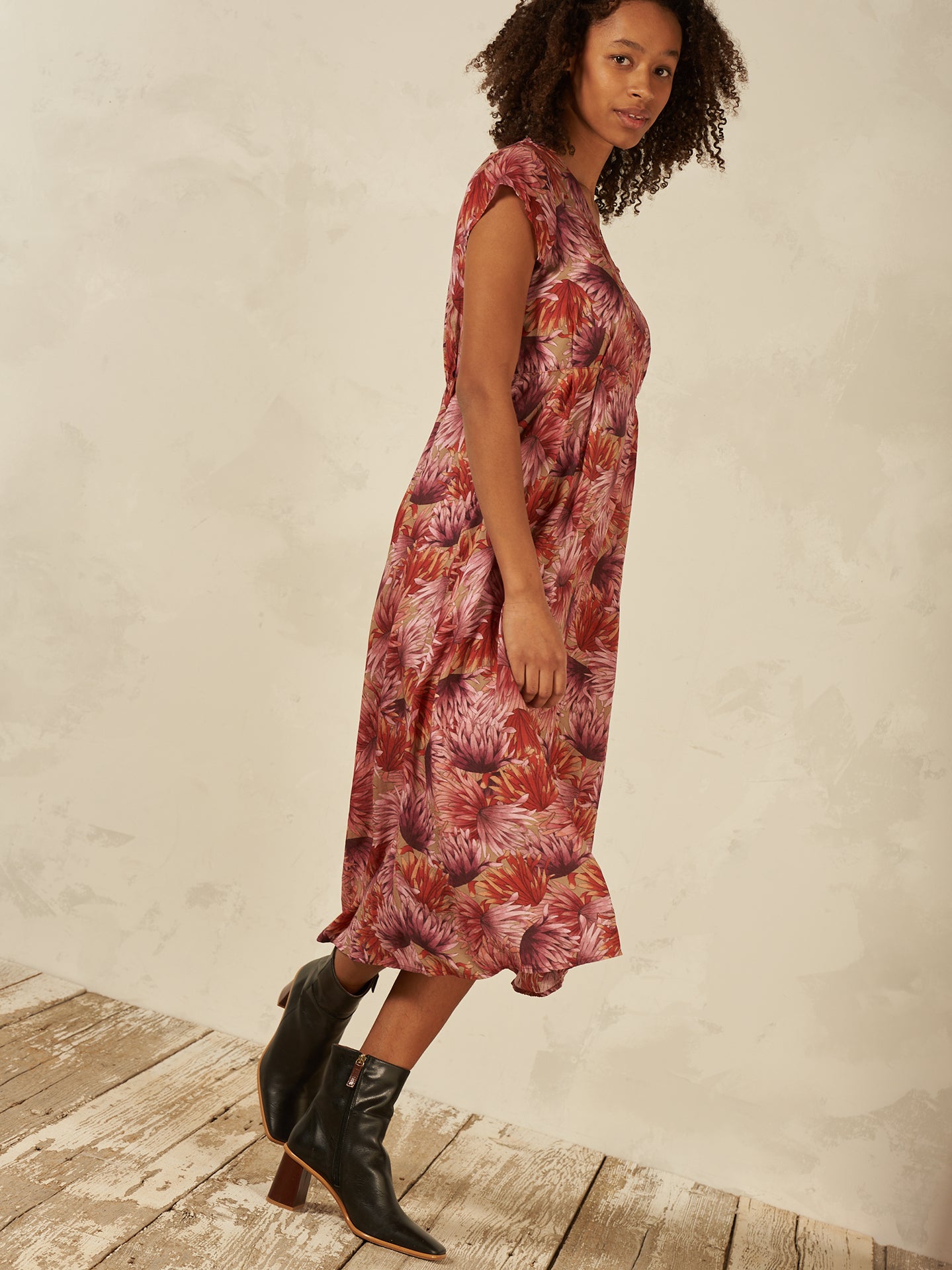 Kleid mit V-Ausschnitt
