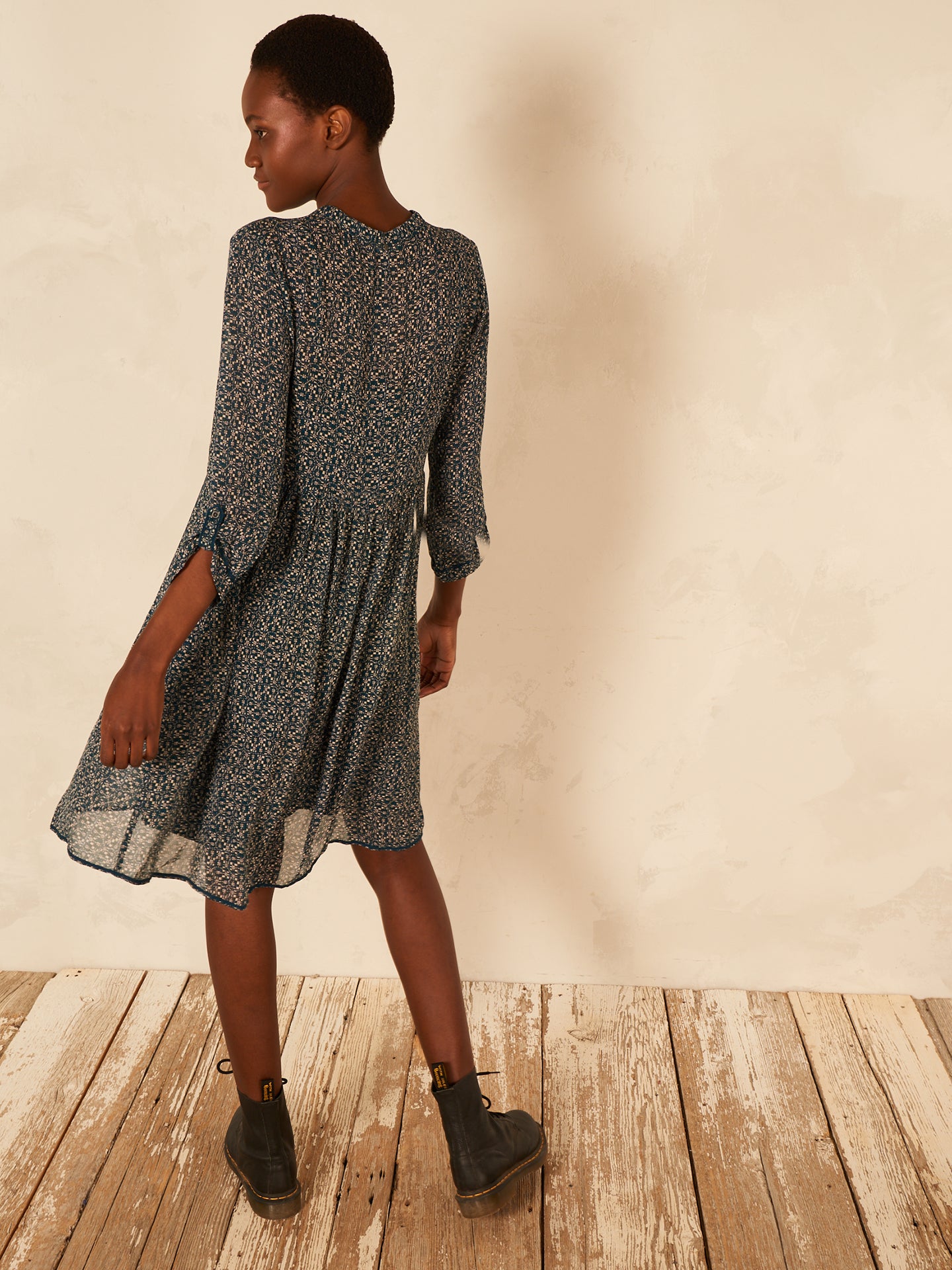 Kleid mit V-Ausschnitt
