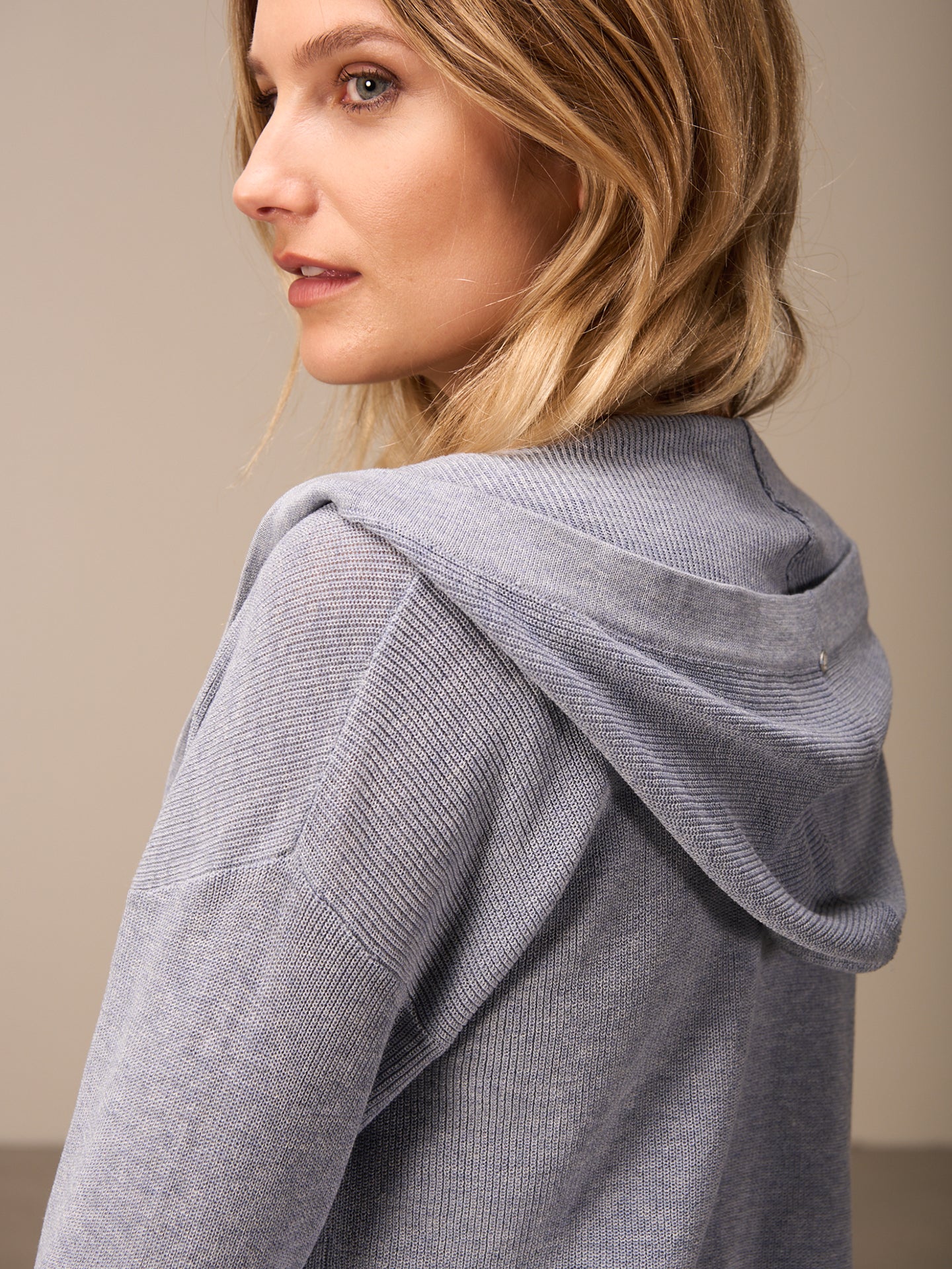 Strickjacke mit Kapuze