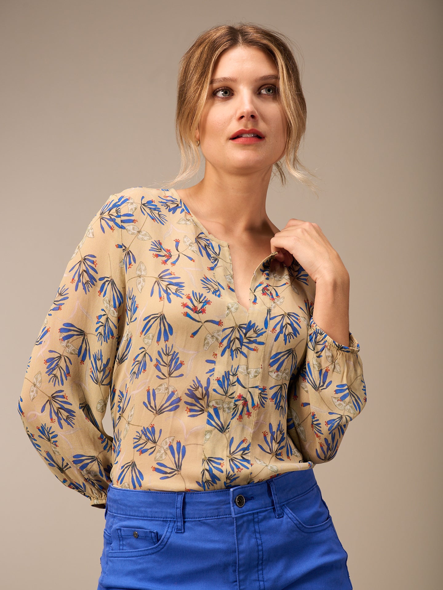 Blusa con scollo rotondo