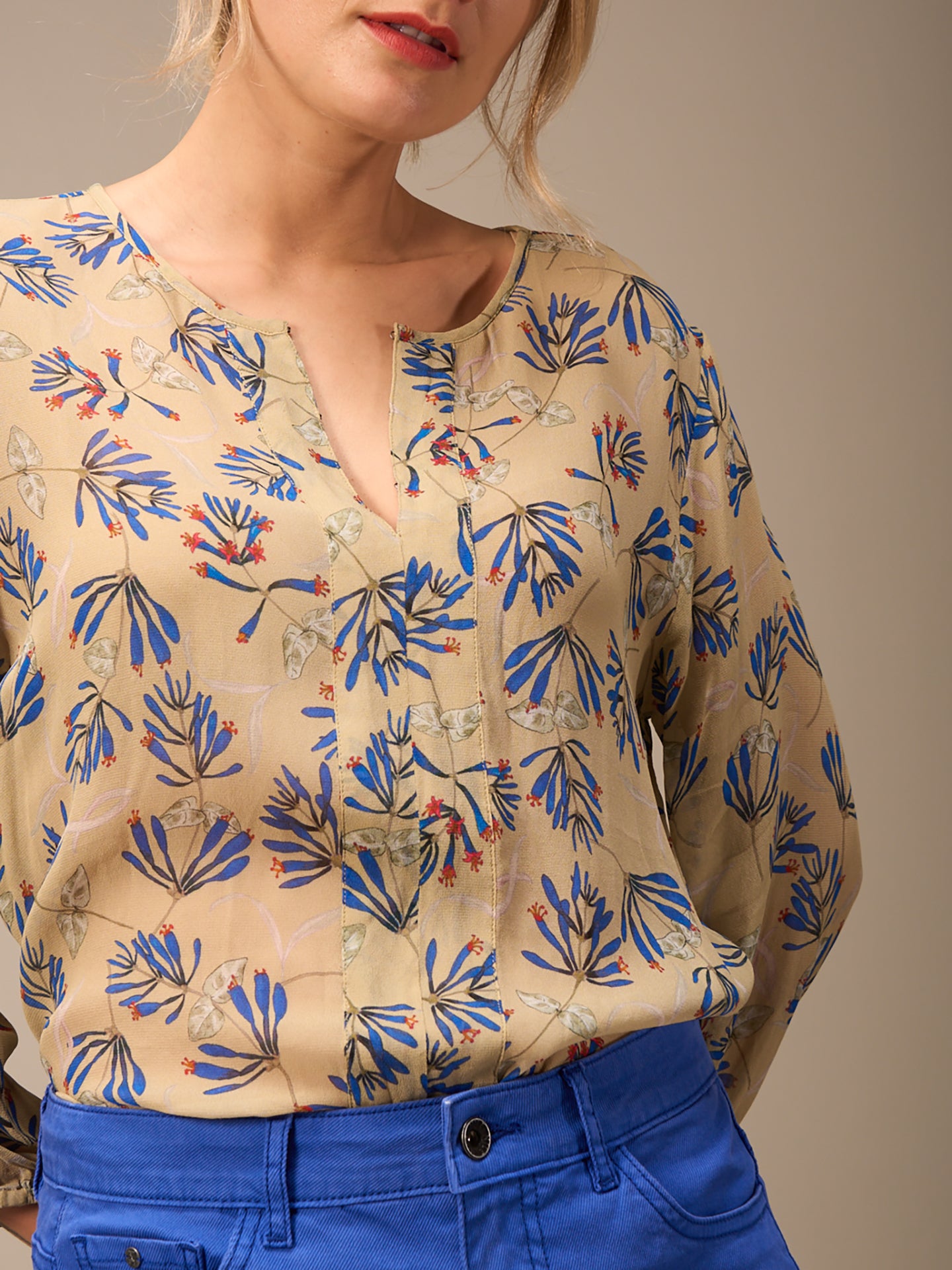 Blusa con scollo rotondo