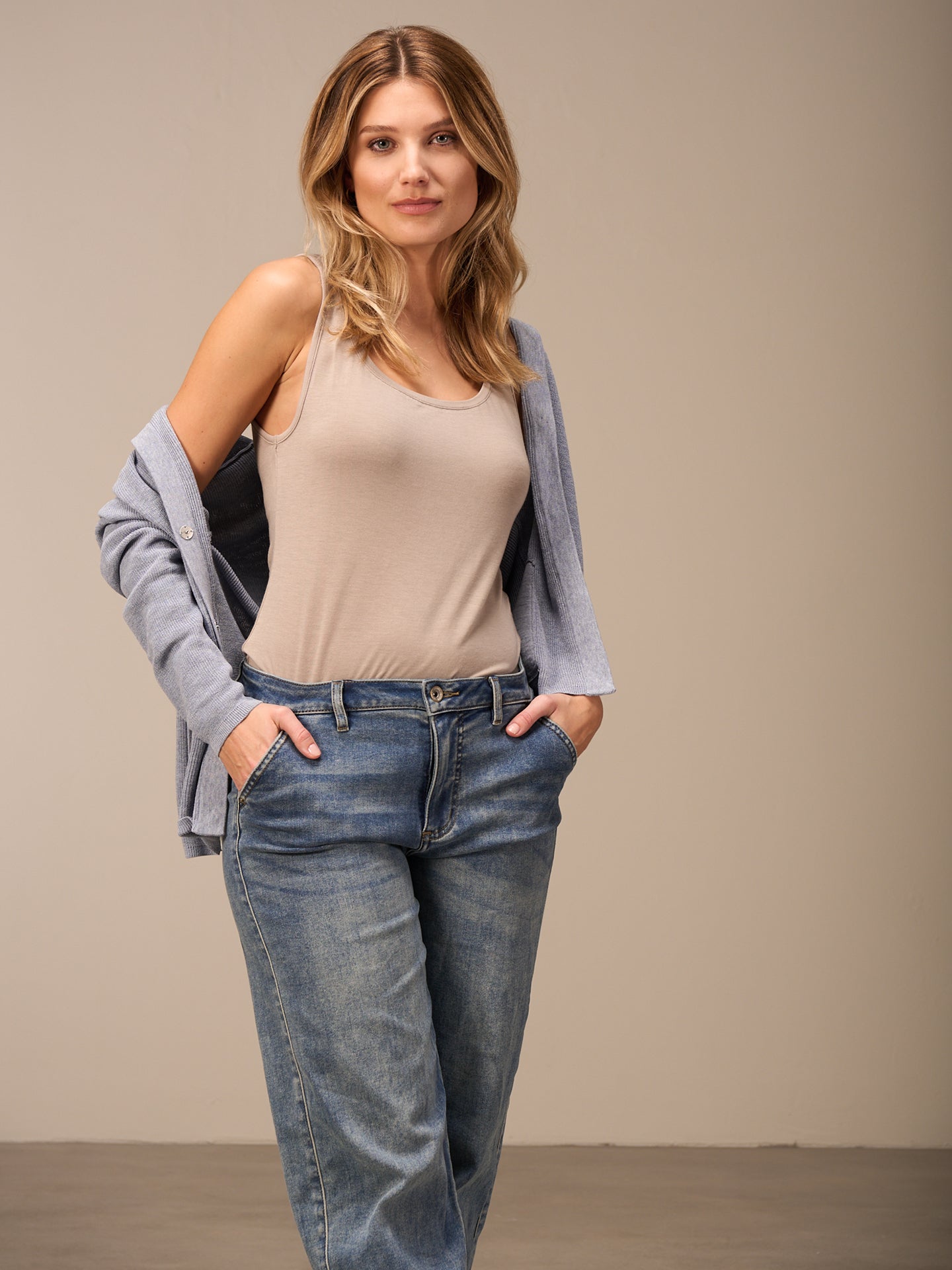Top con spalline larghe