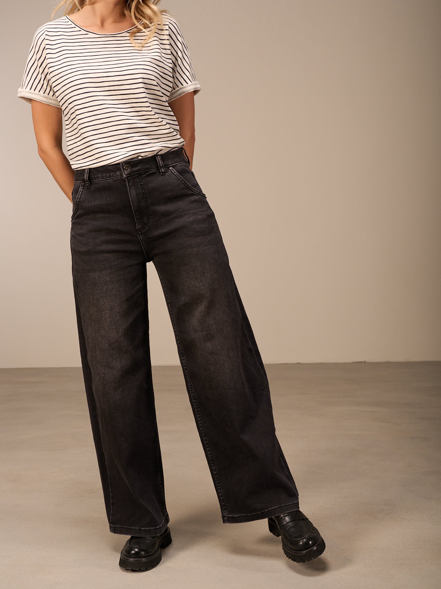 Wide-leg jeans