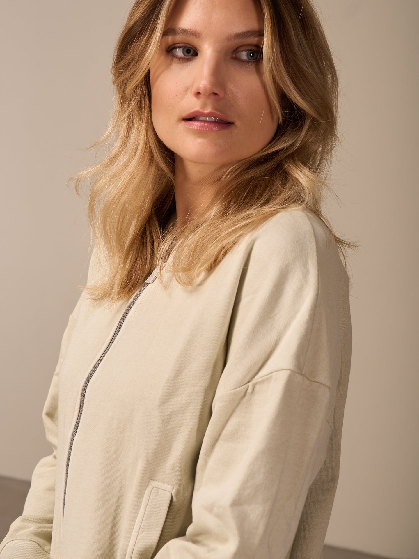 Sweatshirt jacket with zipper