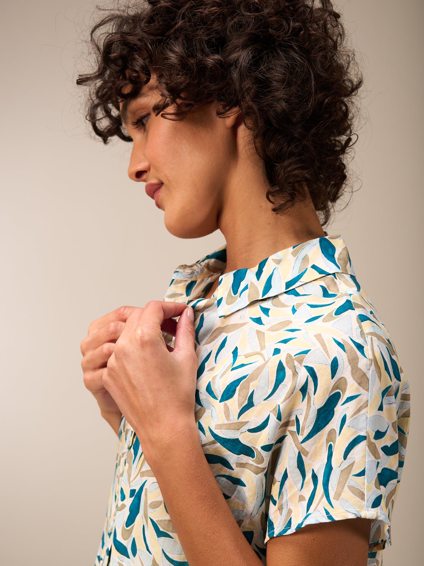 Blusa con abbottonatura