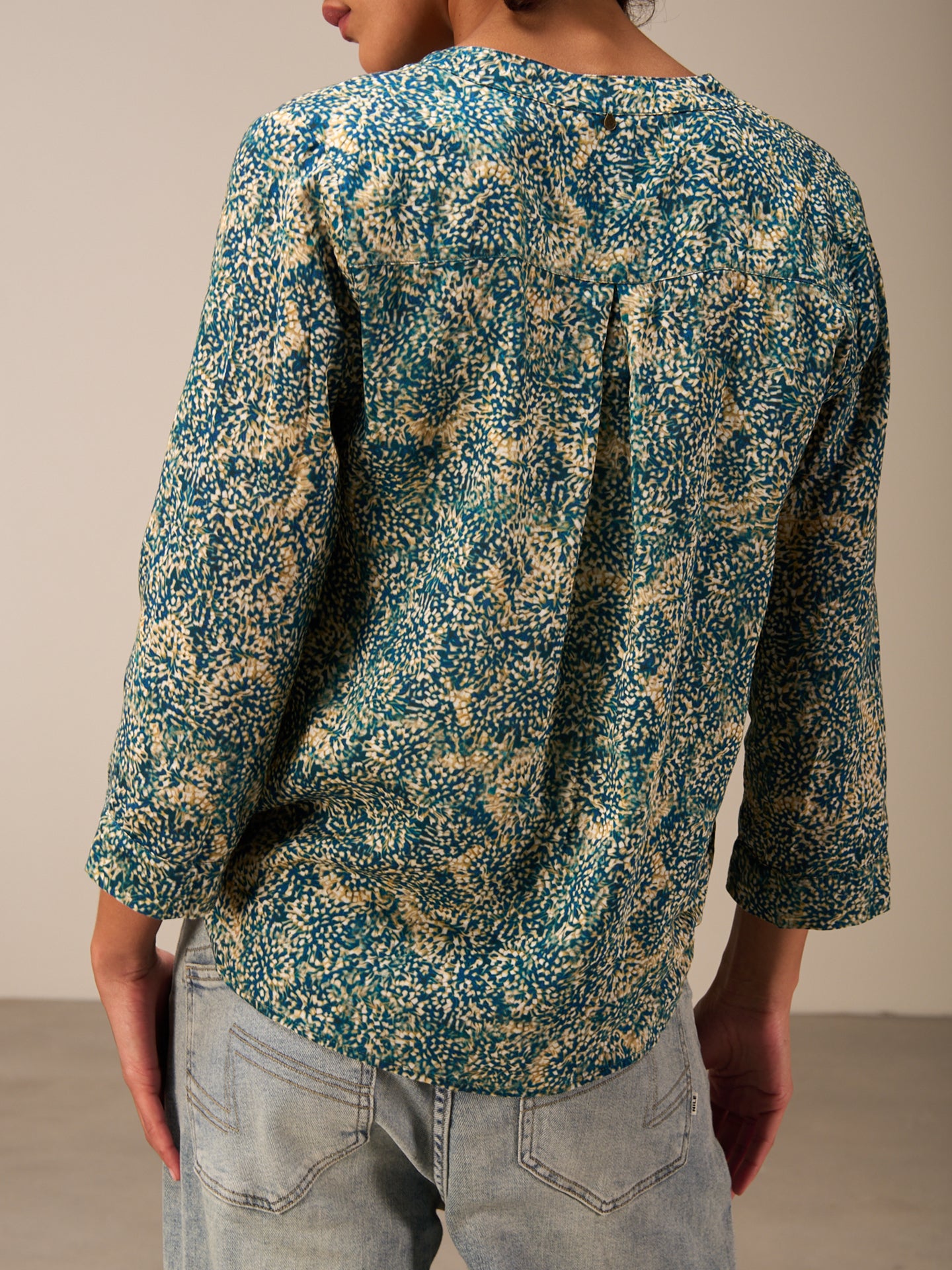 Blusa con scollo a V