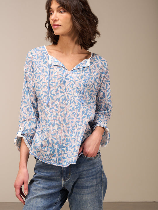 3/4-sleeved blouse