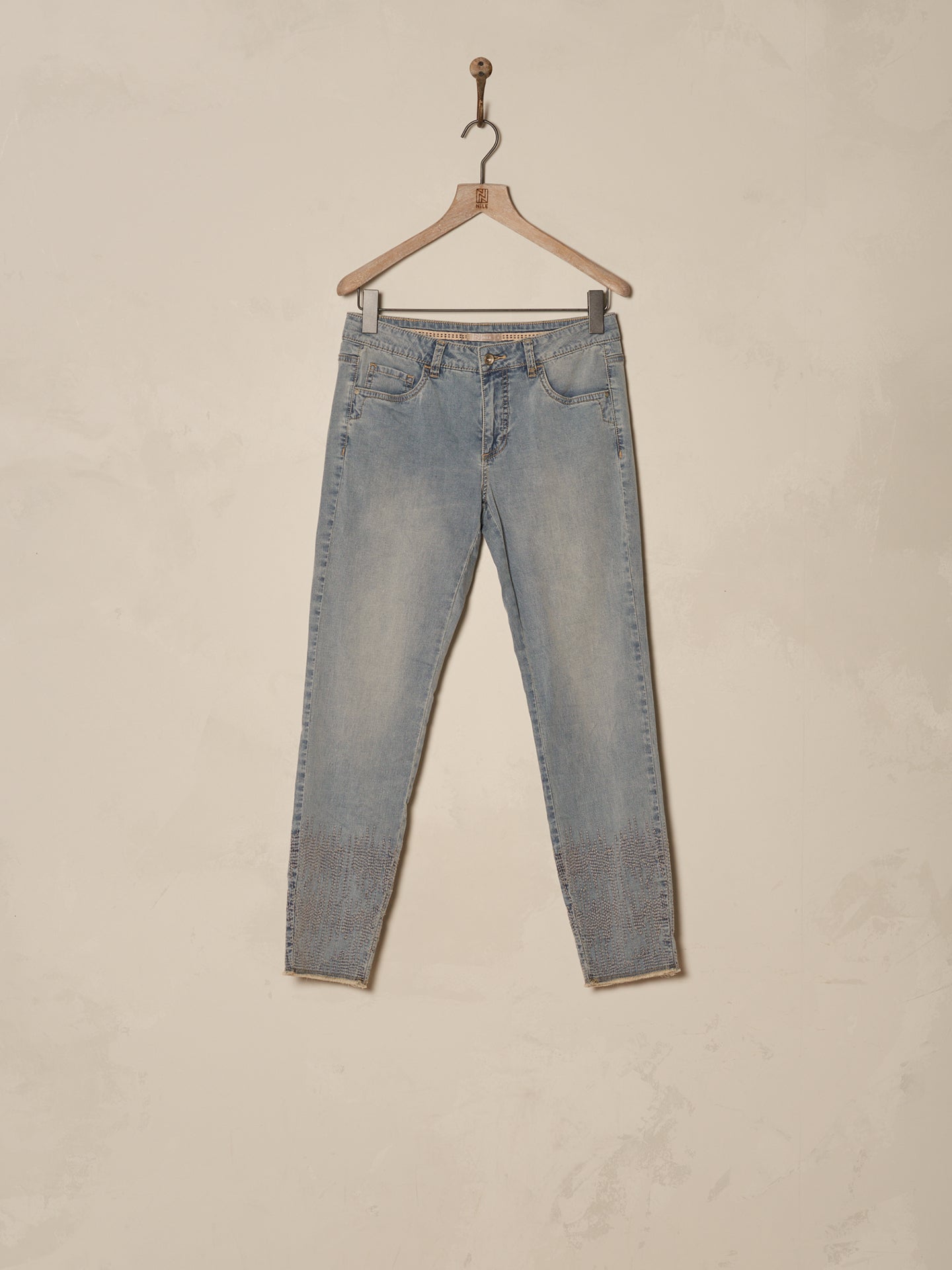 Jeans mit Stickerei