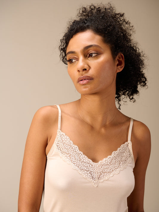 Top con spalline e finiture in pizzo