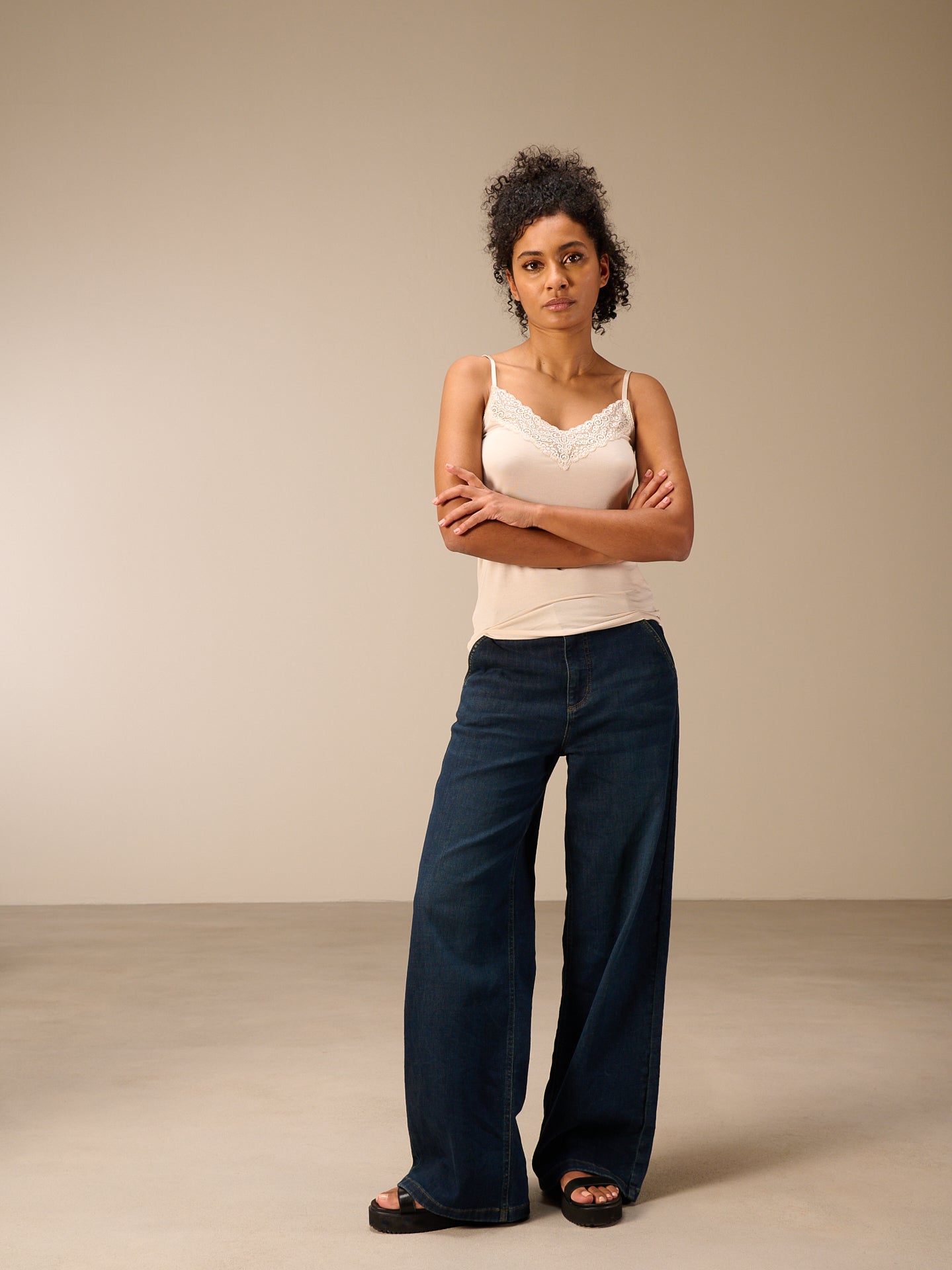 Top con spalline e finiture in pizzo