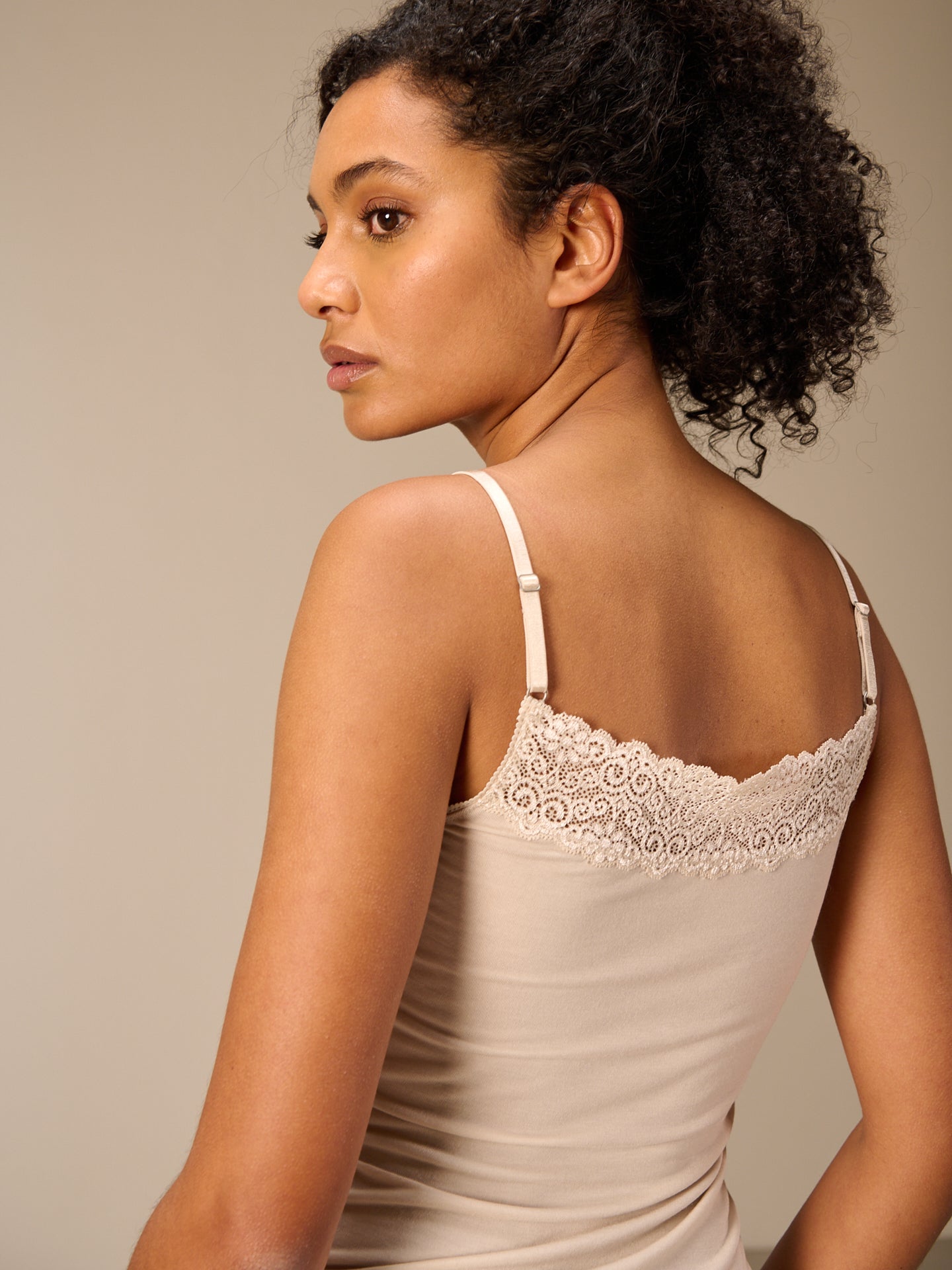 Top con spalline e finiture in pizzo