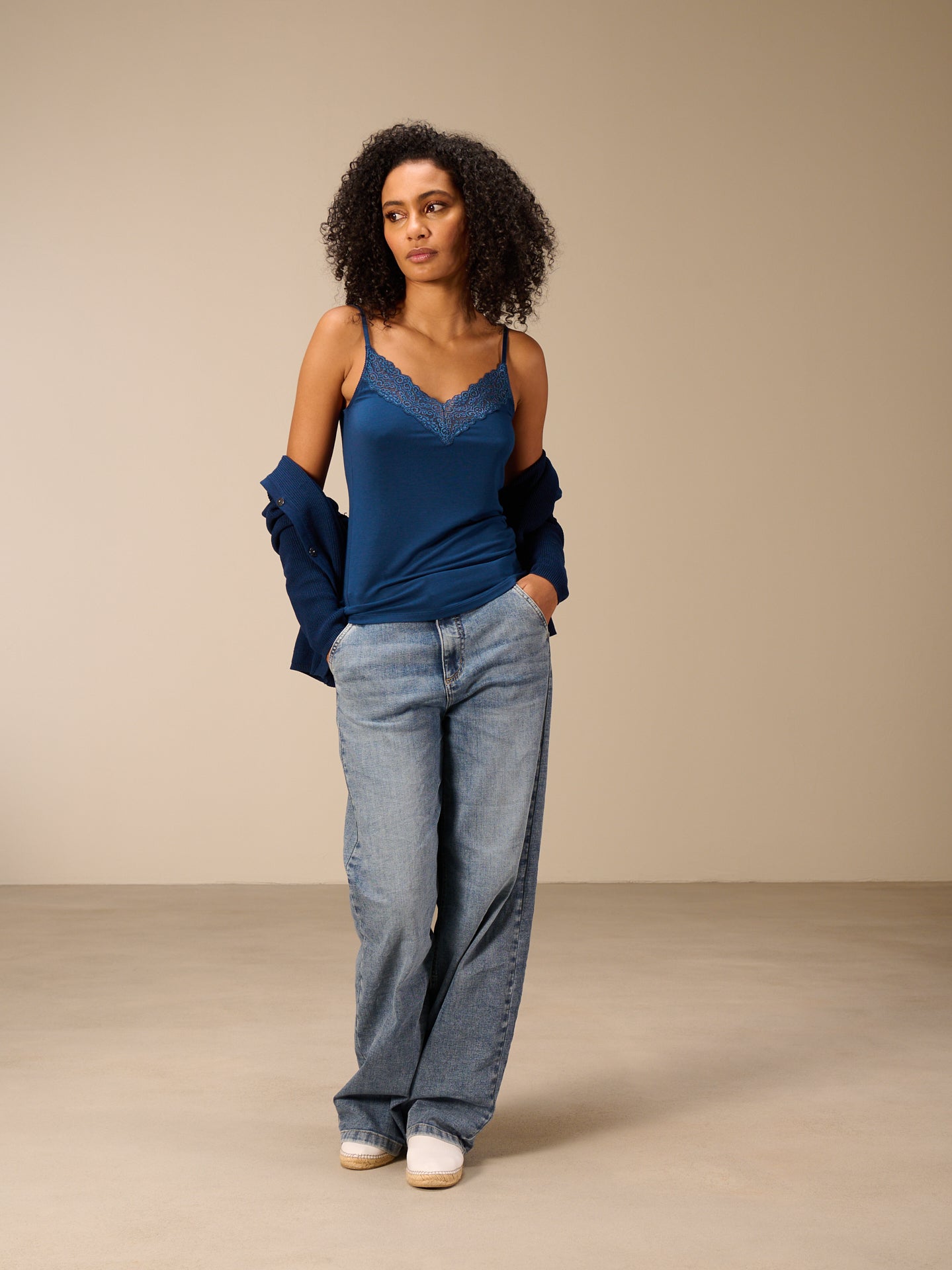 Top con spalline e finiture in pizzo