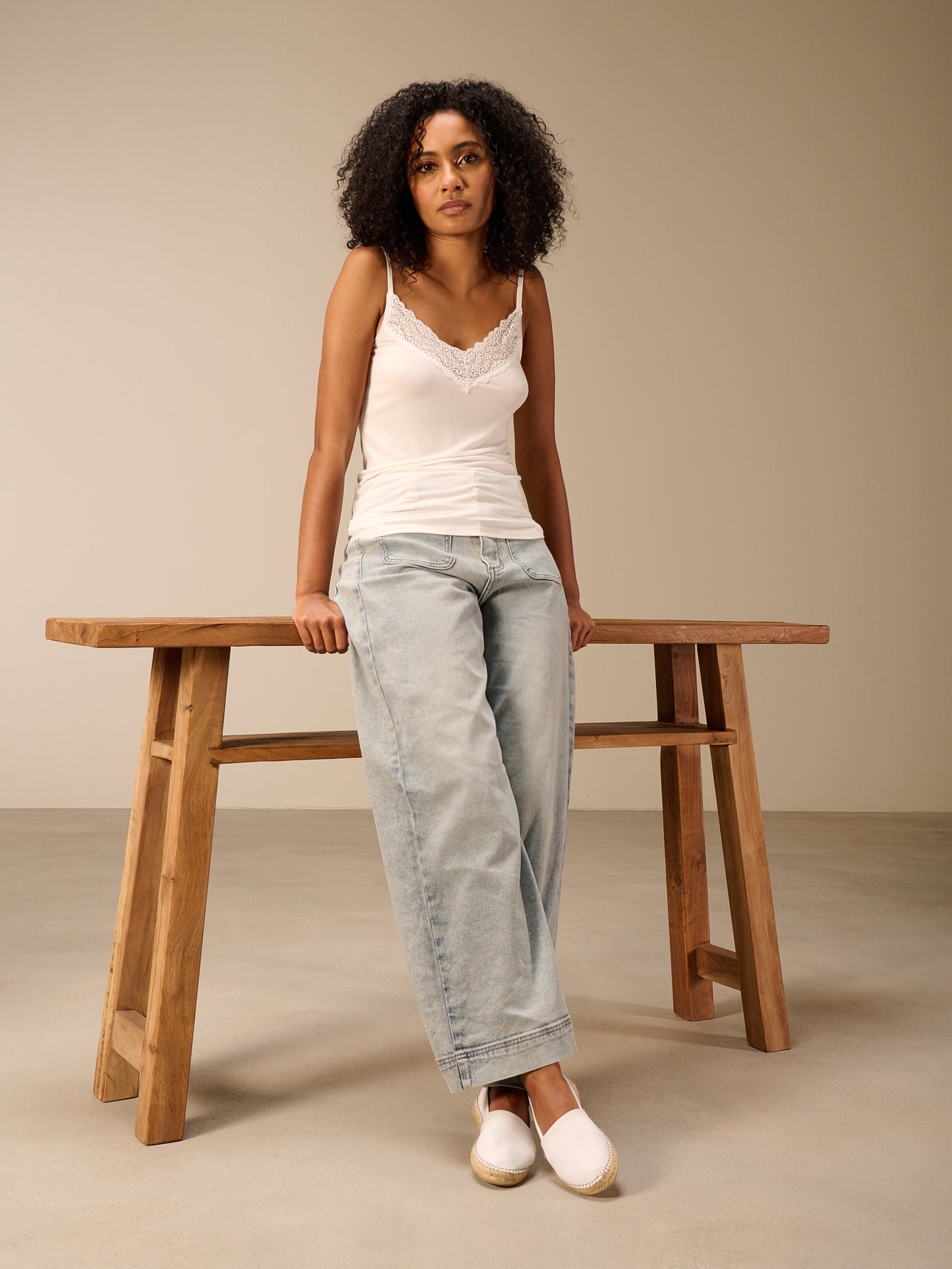 Top con spalline e finiture in pizzo
