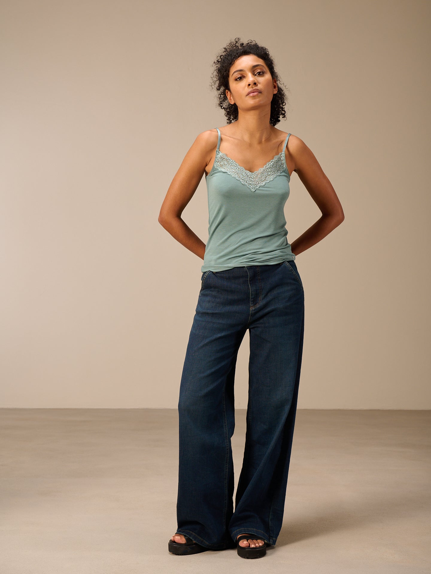 Top con spalline e finiture in pizzo