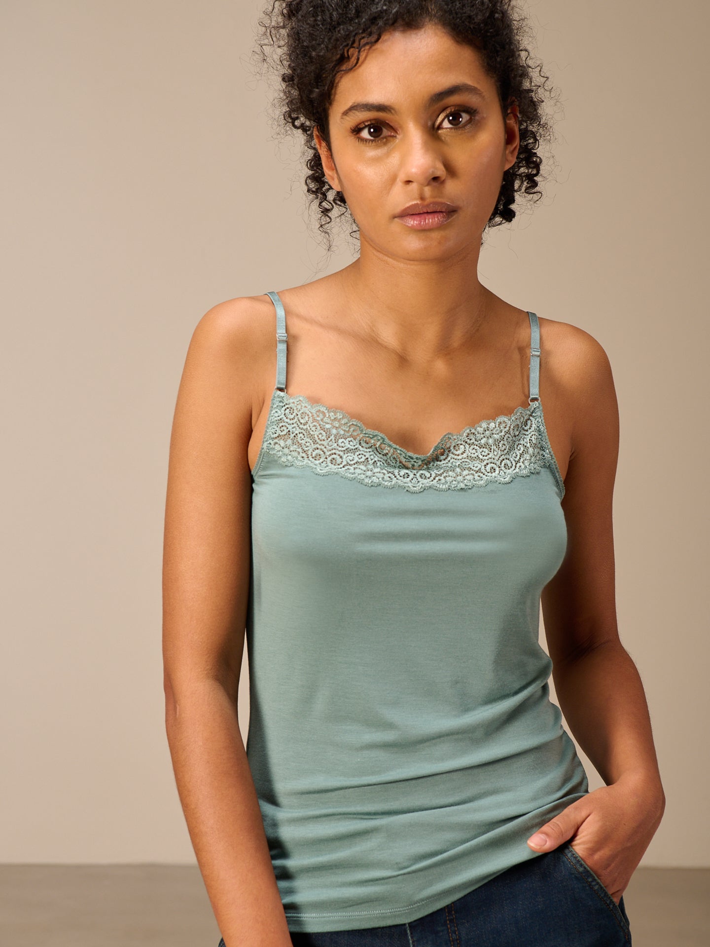 Top con spalline e finiture in pizzo