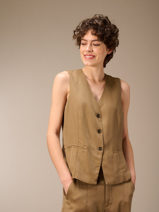 Button-up vest