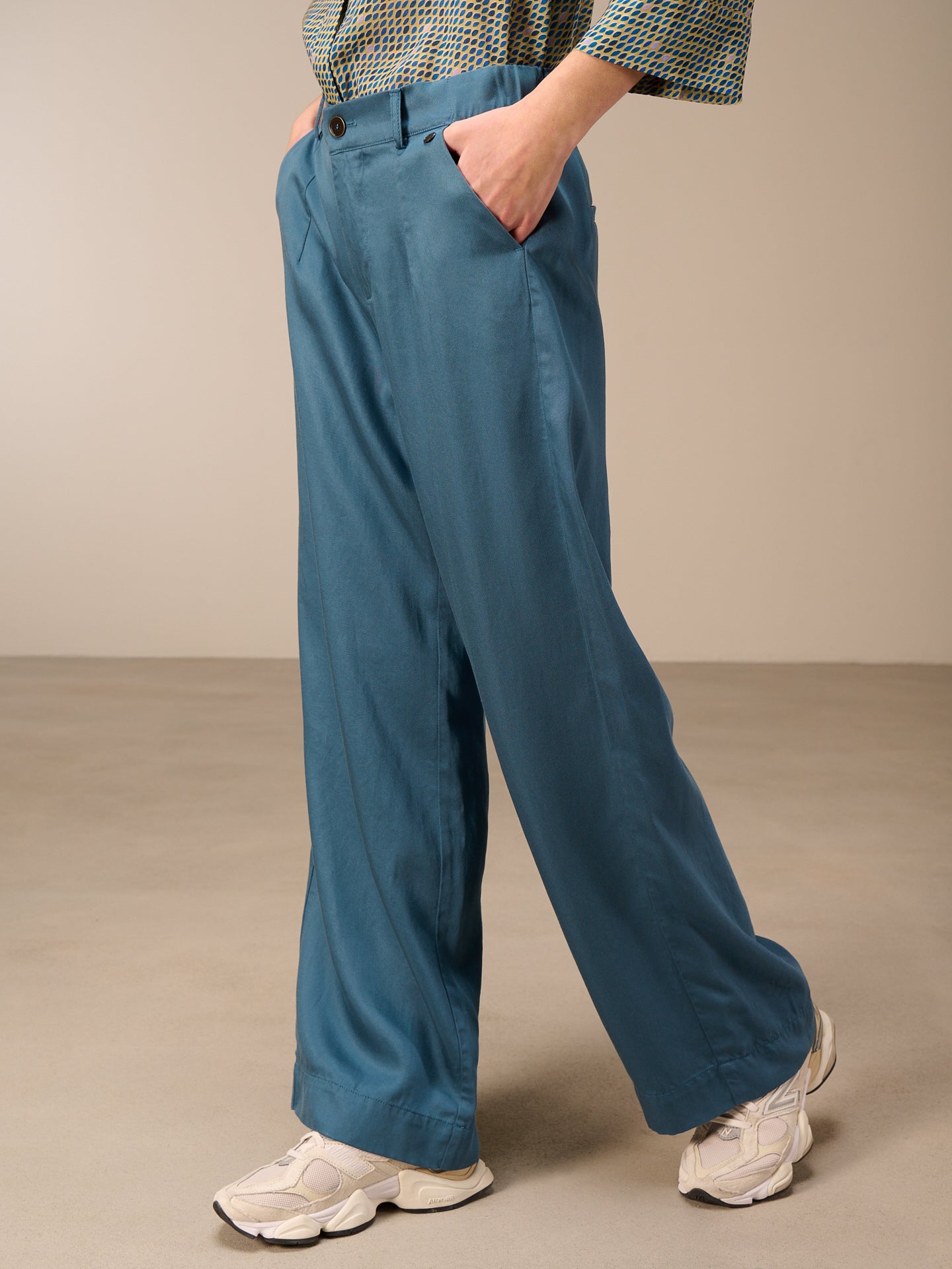 Wide-leg trousers