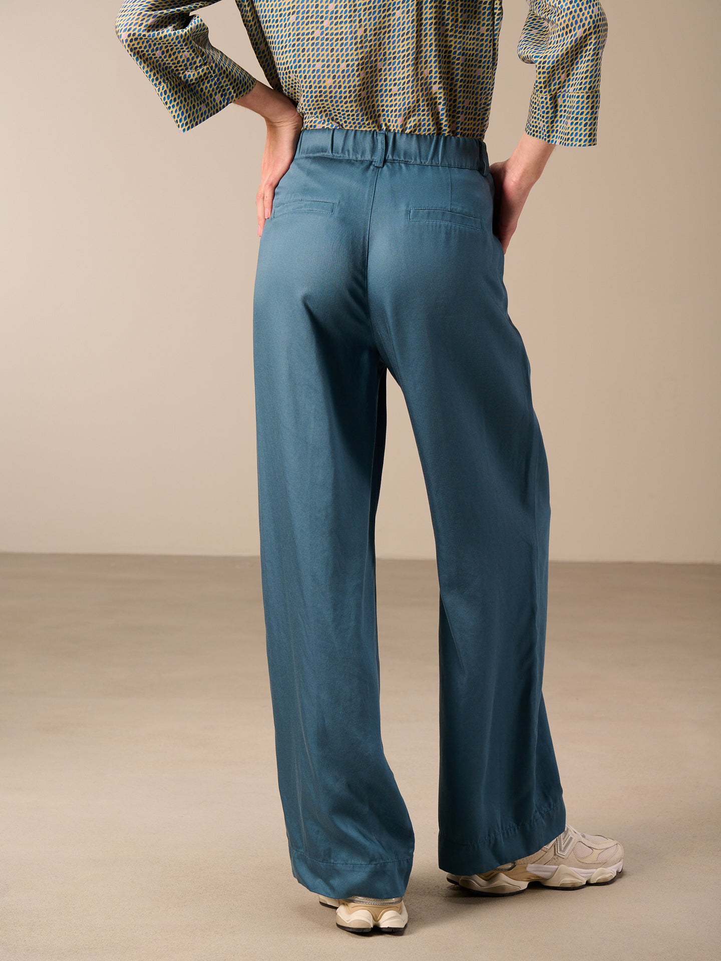 Wide-leg trousers