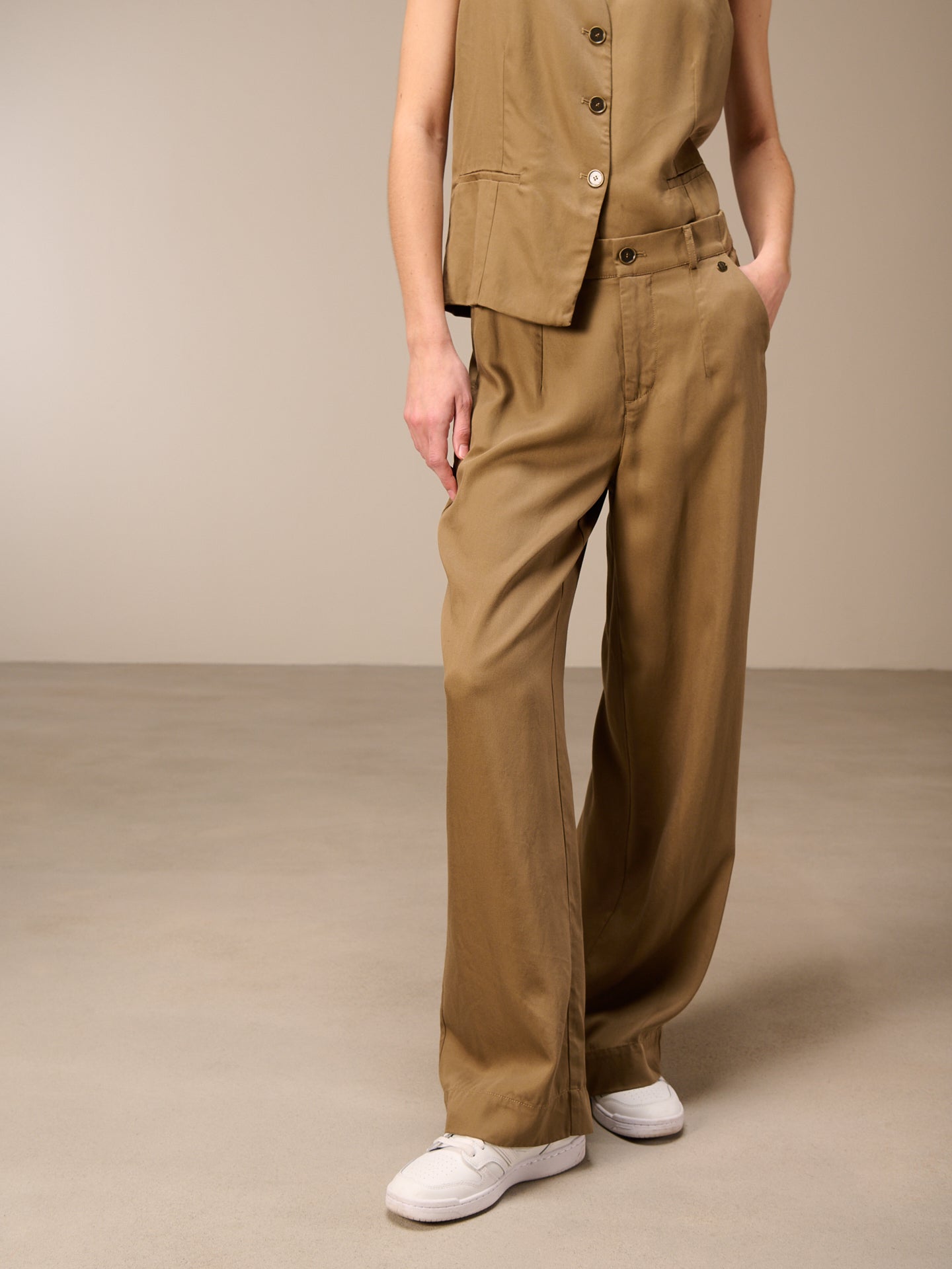 Wide-leg trousers