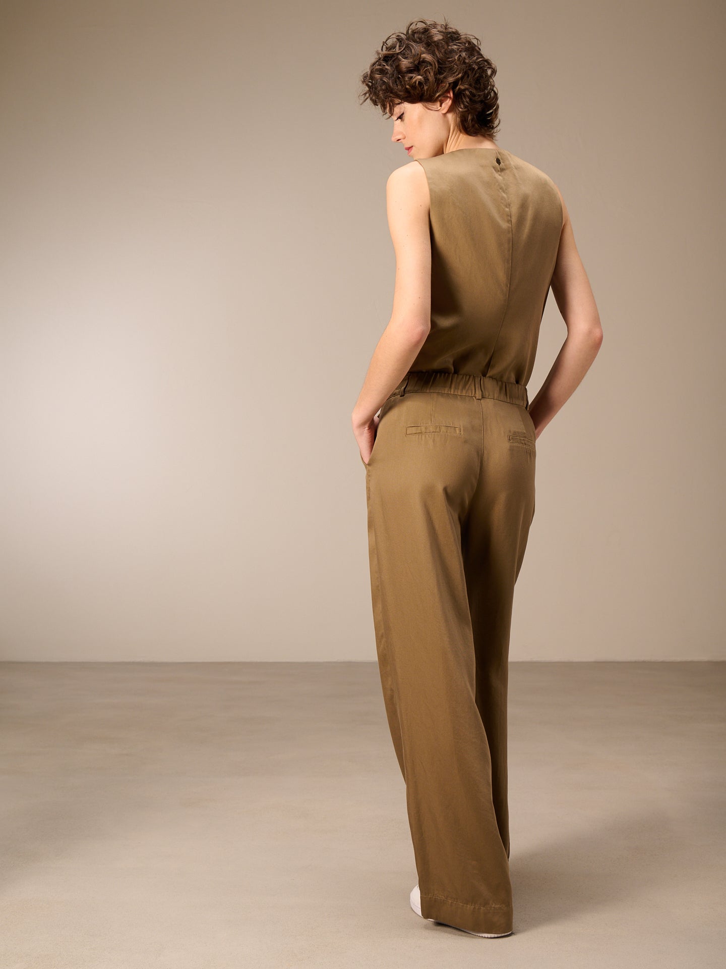 Wide-leg trousers