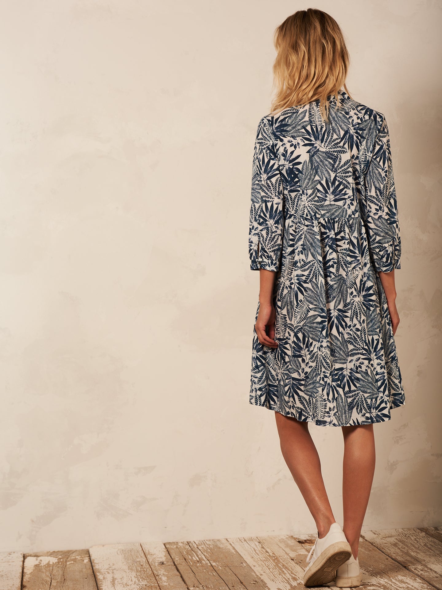 Kleid mit Stehkragen