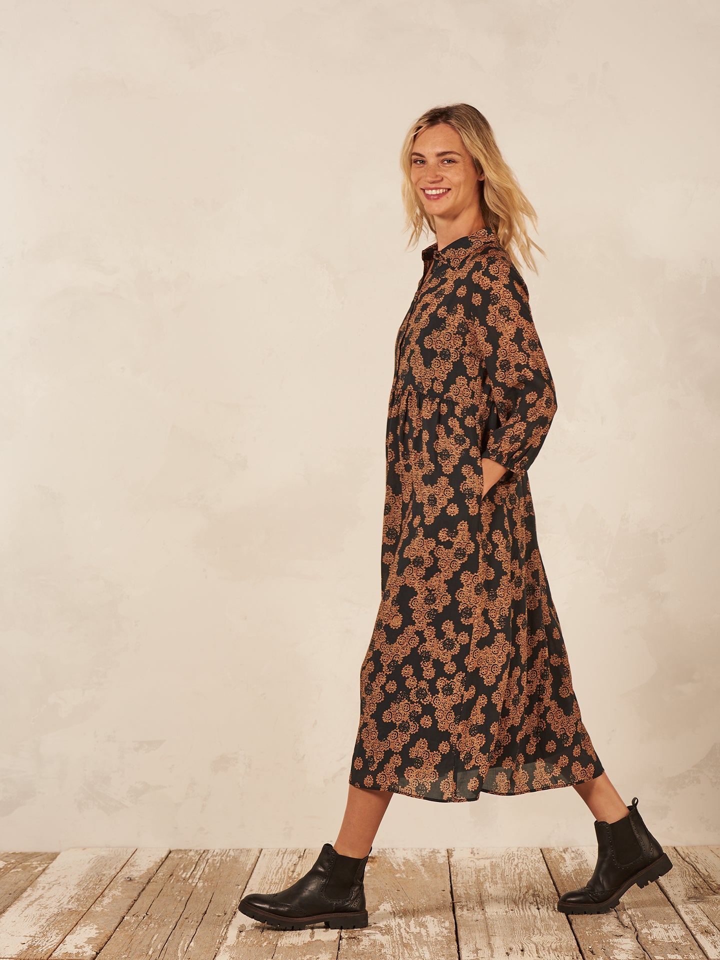 Dress with collar