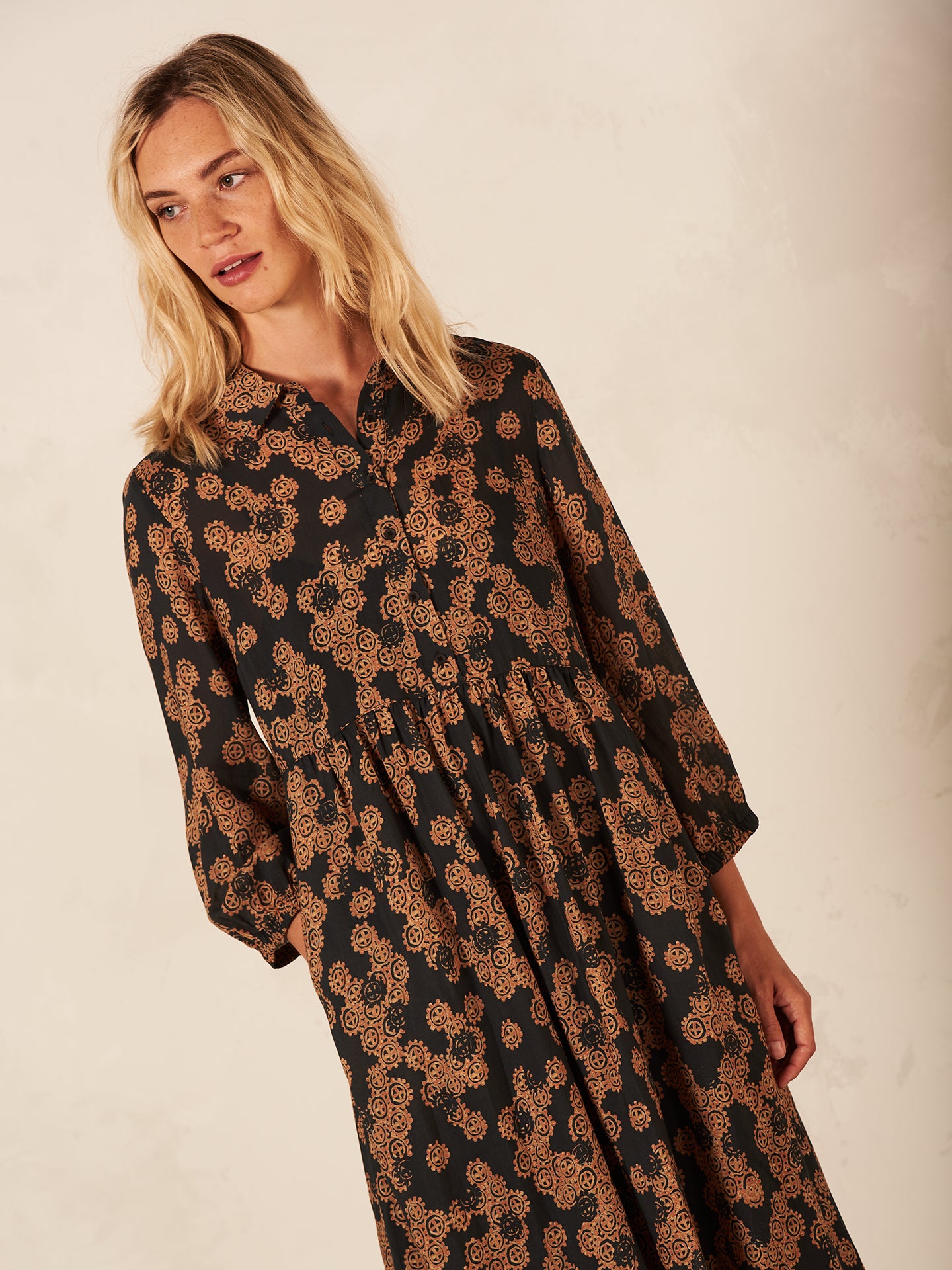 Dress with collar