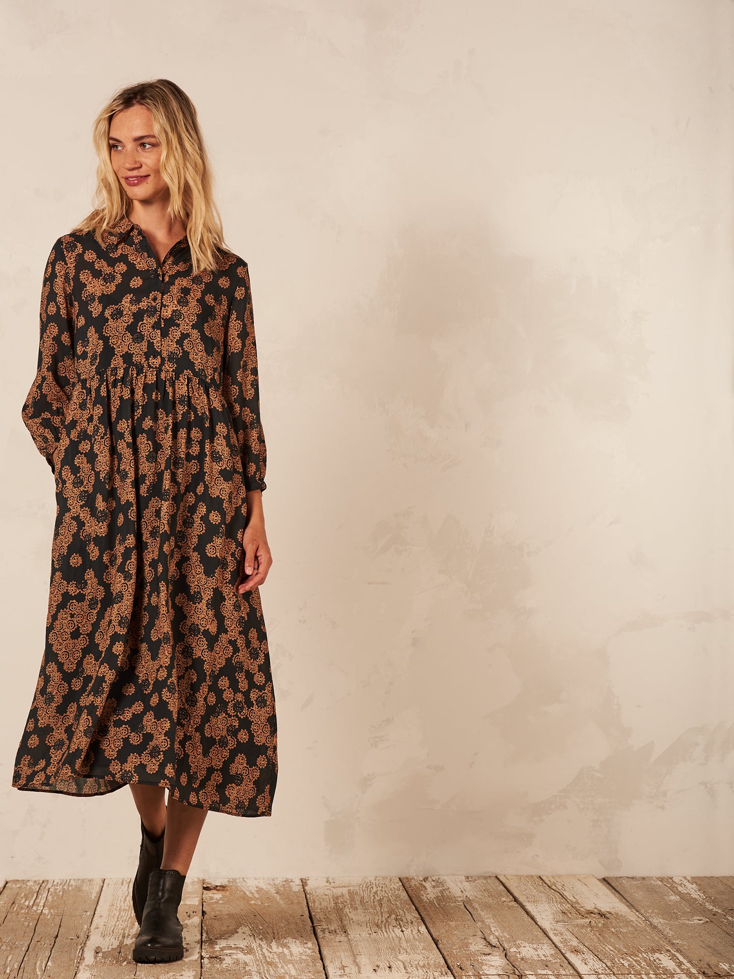 Dress with collar