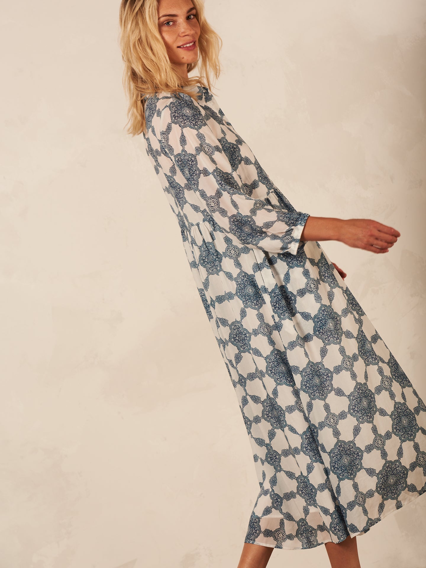 Dress with collar