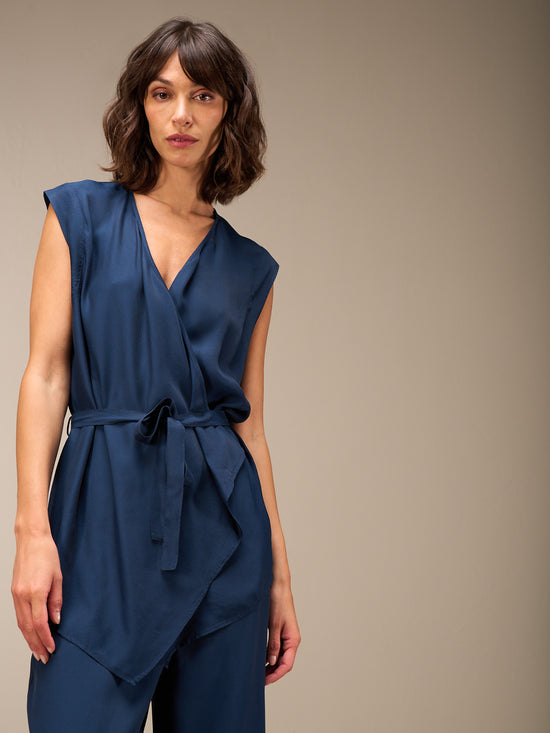 Vest with belt