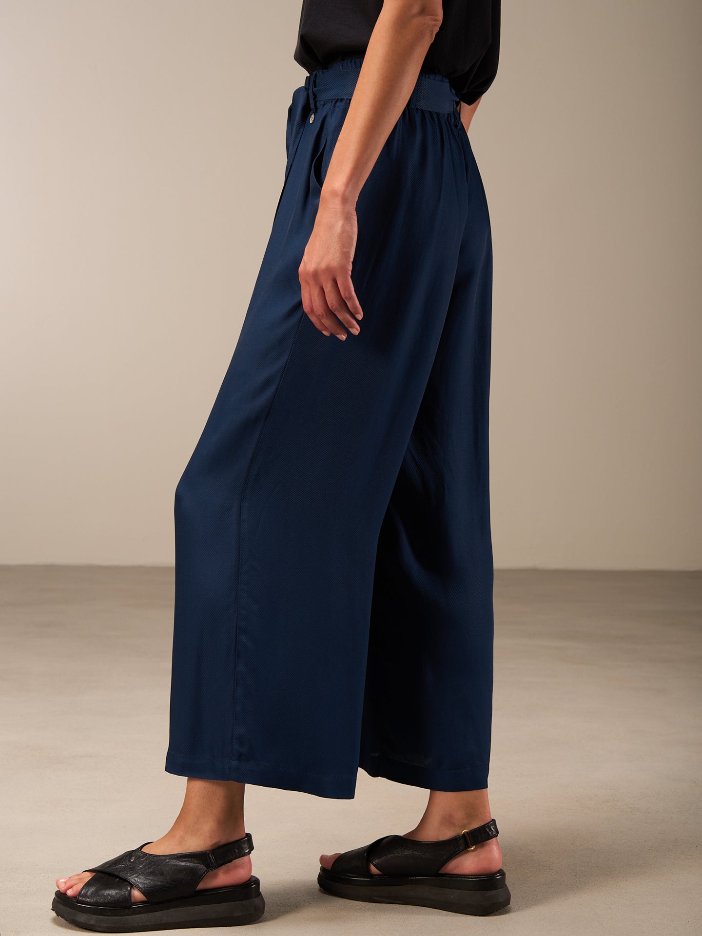 Pants with belt