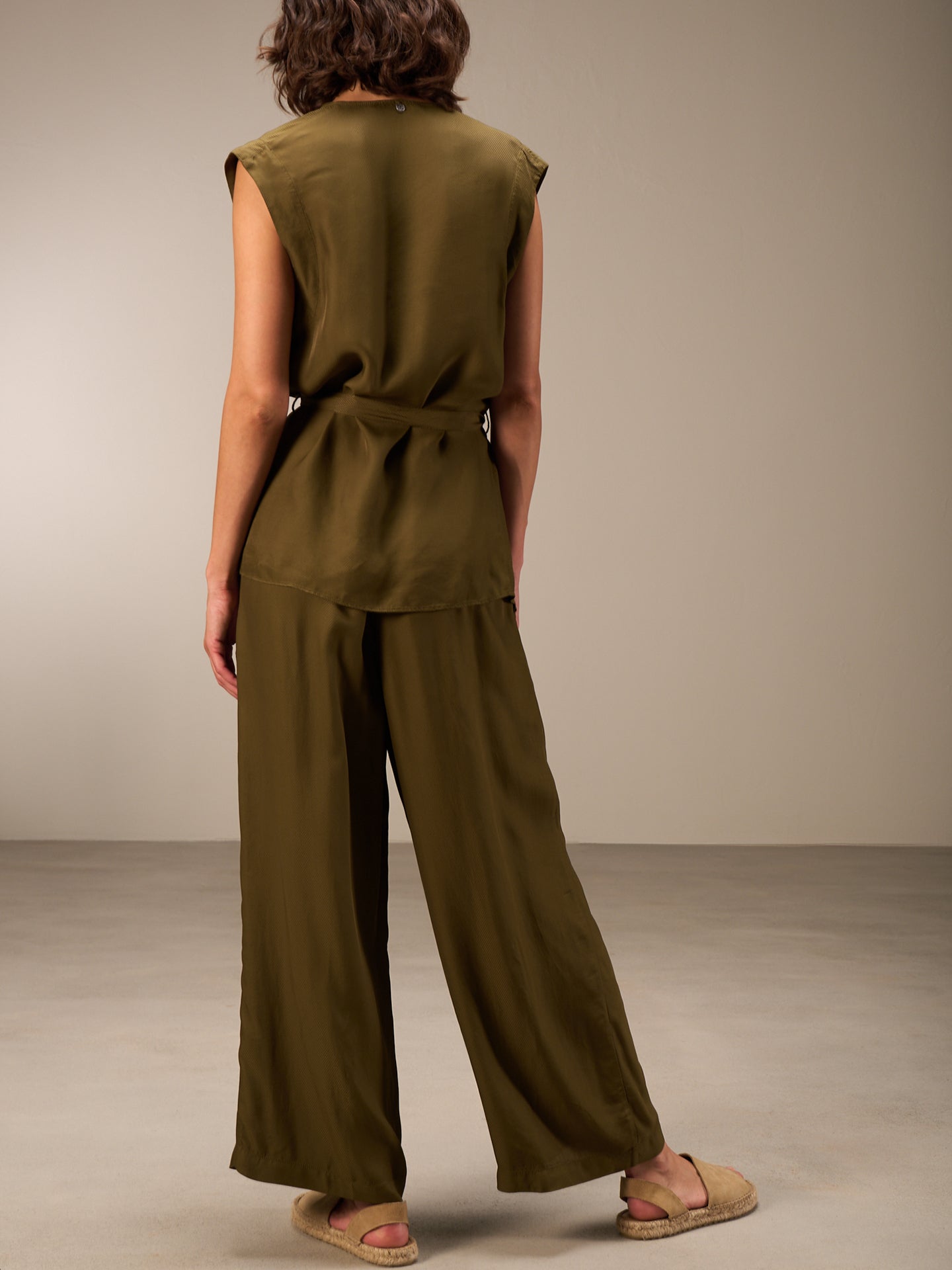 Pants with belt