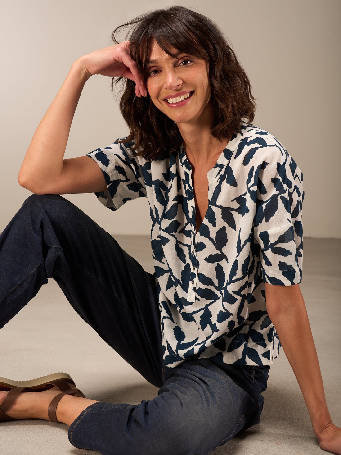 Blusa con collo alto