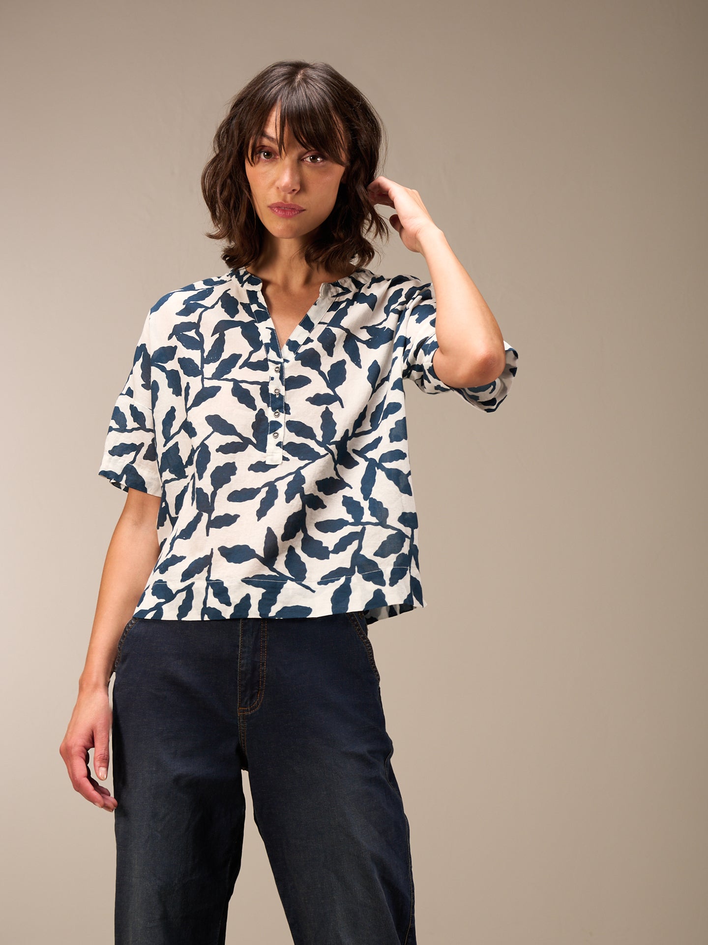 Blusa con collo alto