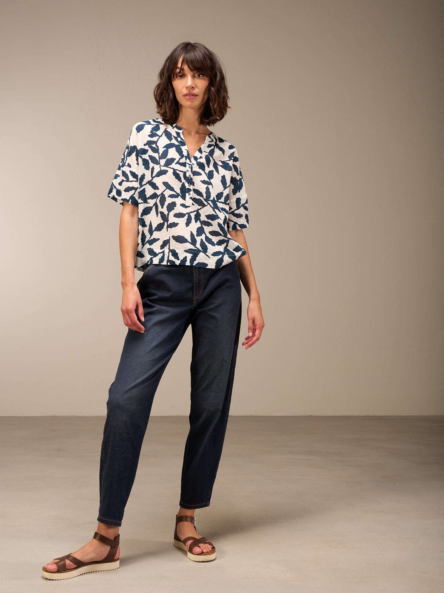 Blusa con collo alto