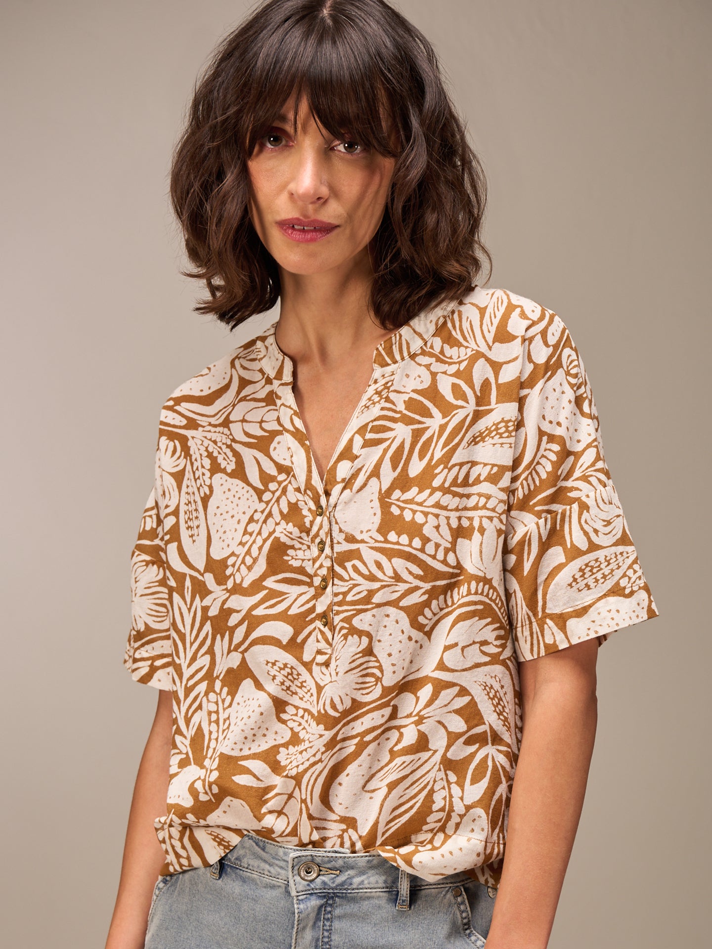 Blusa con collo alto