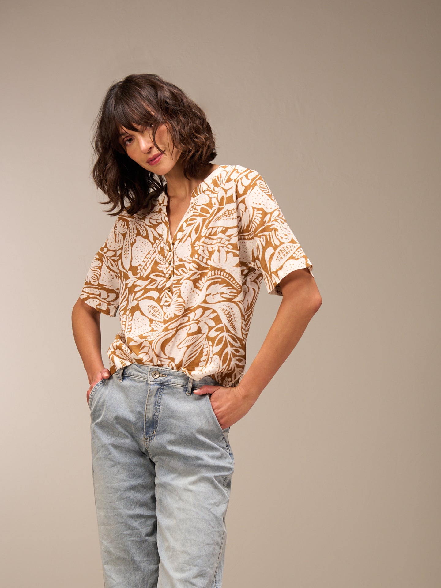Blusa con collo alto