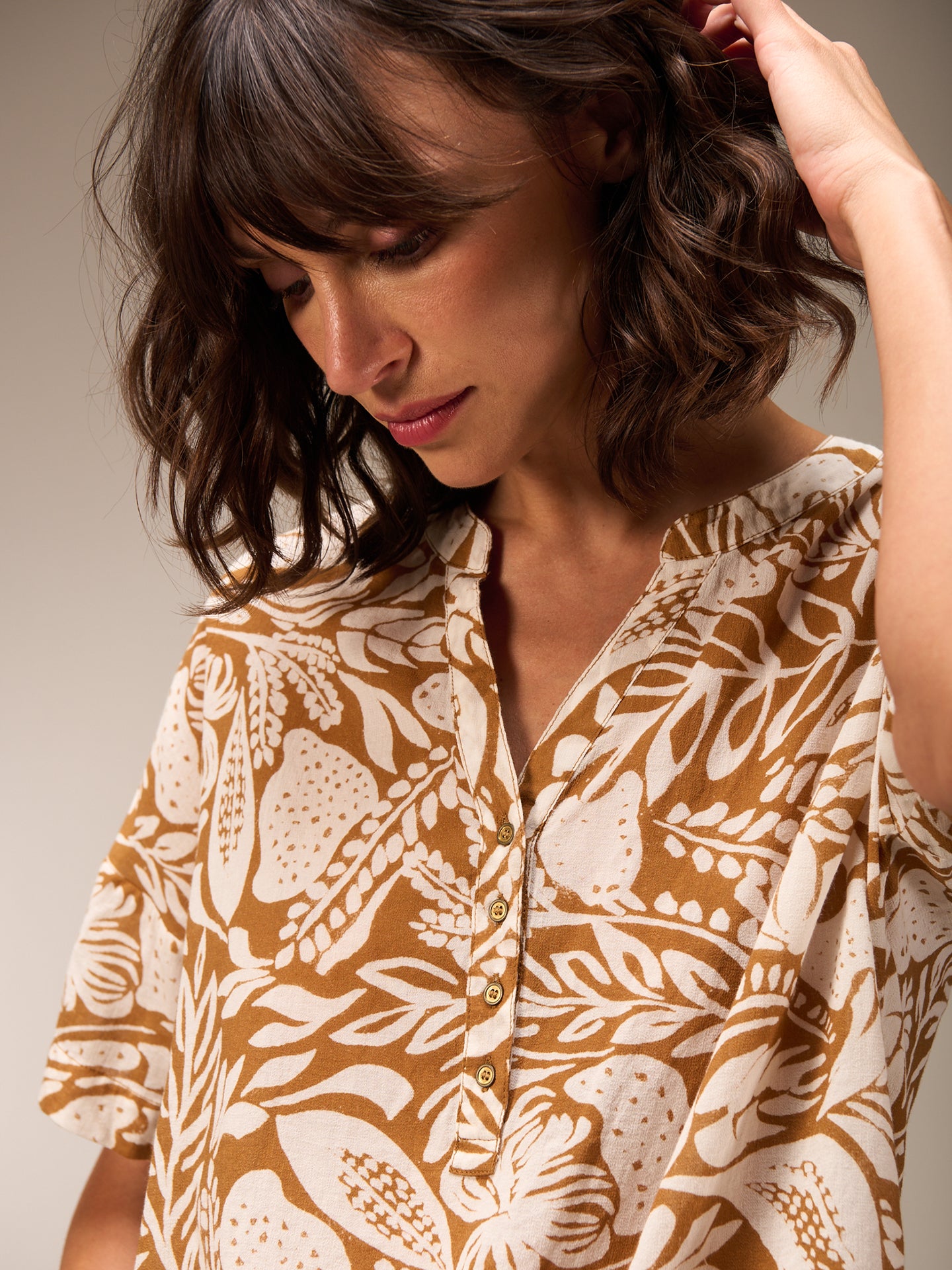 Blusa con collo alto