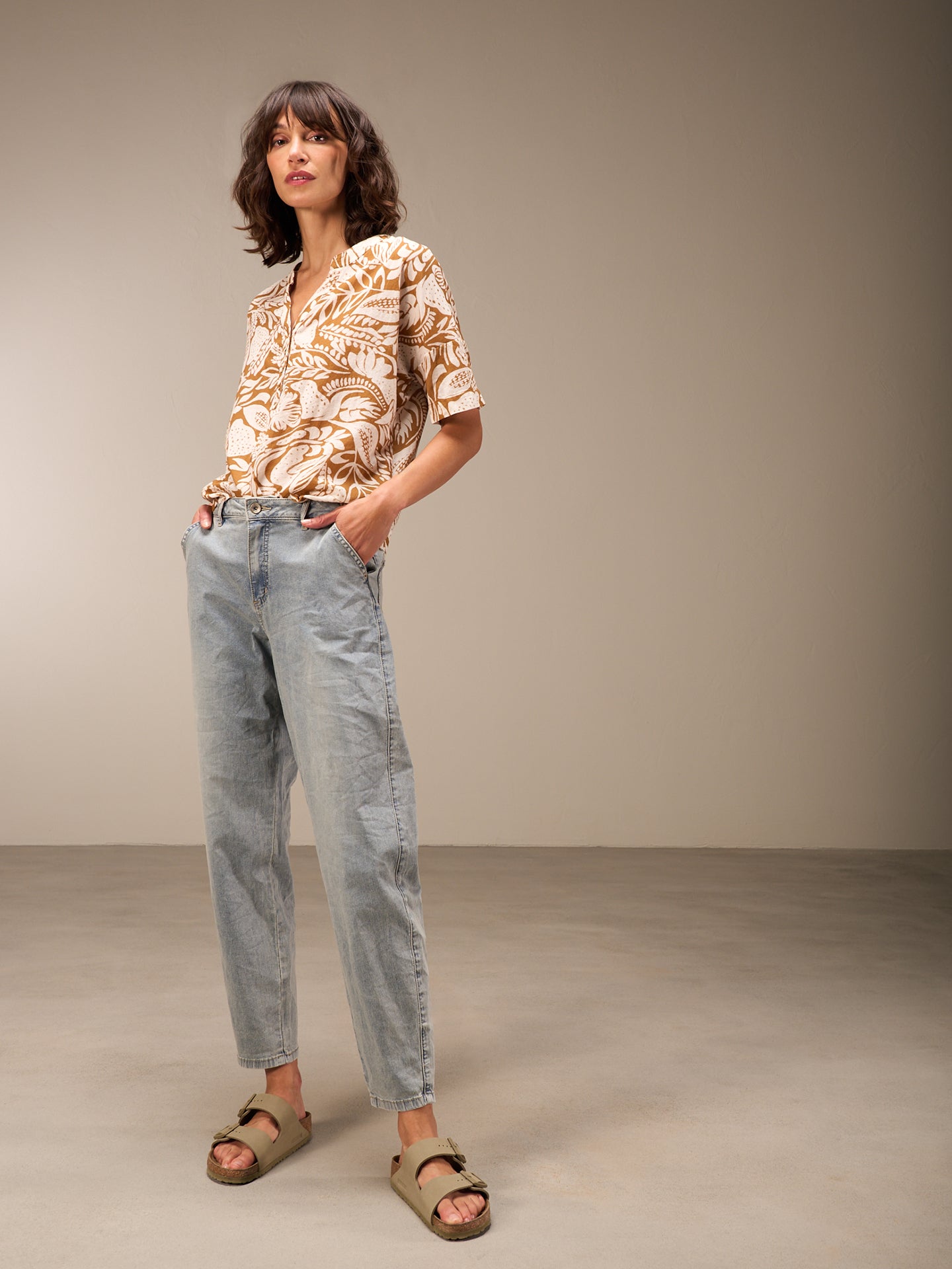 Blusa con collo alto